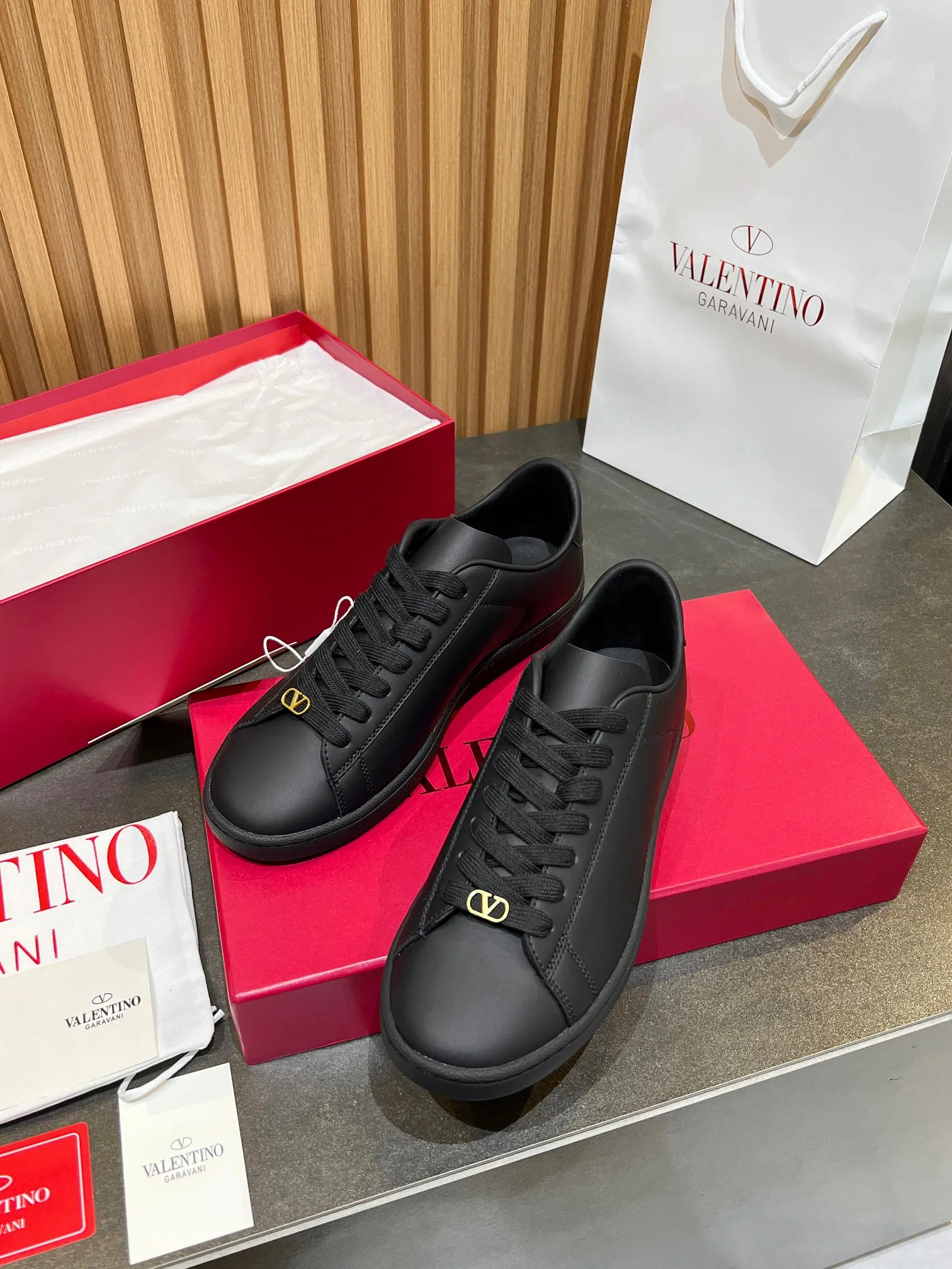 [Valentino] P: 640💰 Couple style, size: women 35-40▪️men 39-44 (45. Customized) Valentino VLTN casual shoes 2025 latest moral training shoes I can't put it down. Seiko details of cowhide sneakers, retro fashion, simple and advanced, casual matching. 1:1 restoration! Top luxury masterpiece, lace-up design, soft and comfortable imported calfskin brings excellent and elegant texture and excellent foot comfort. Top purchasing version upper: imported calfskin surface/original oil edge process + printing process. Inner lining: water-dyed cowhide lining. Outsole: original development 𝐓𝐏𝐔 two-color combination outsole. Packaging: full package with original configuration.